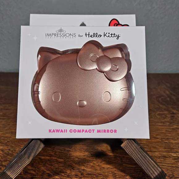 Hello Kitty Kawaii Battery Compact Mirror with Special Finish NIB - Picture 2 of 5